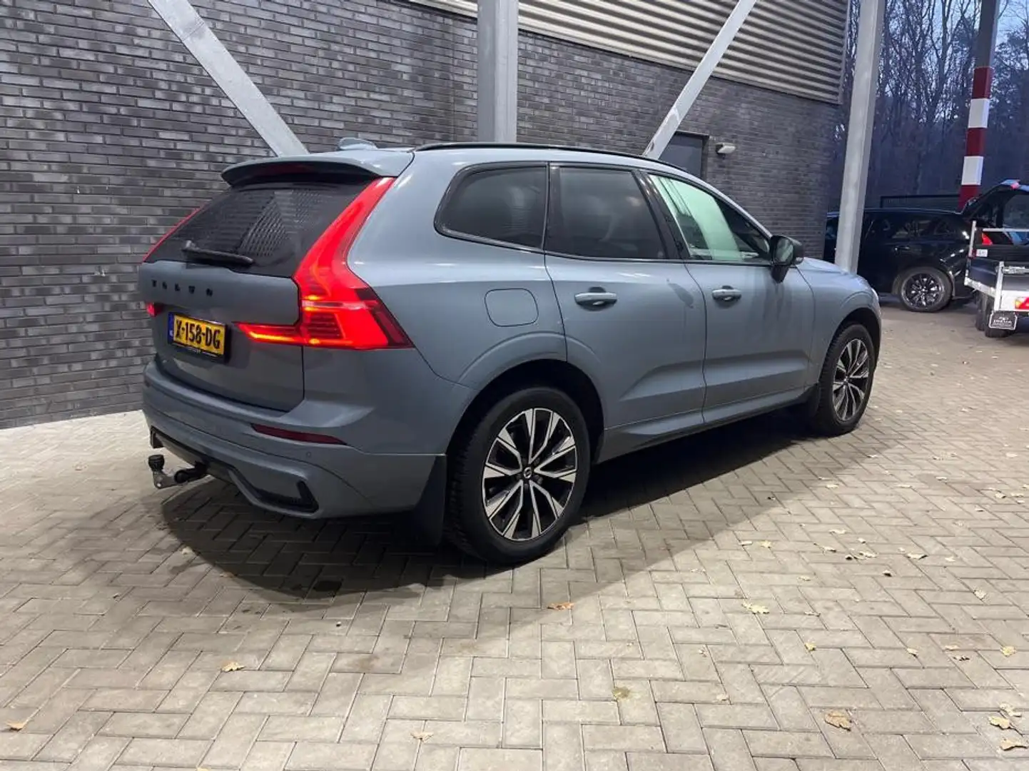 Volvo XC60 B4 Plus Dark | ACC | BLIS | Trekhaak | harman/kard Grijs - 2
