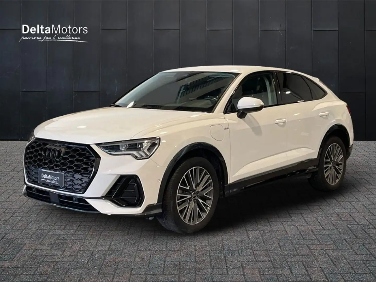 Audi Q3 SPB 45 TFSI e S tronic S line edition Bianco - 1