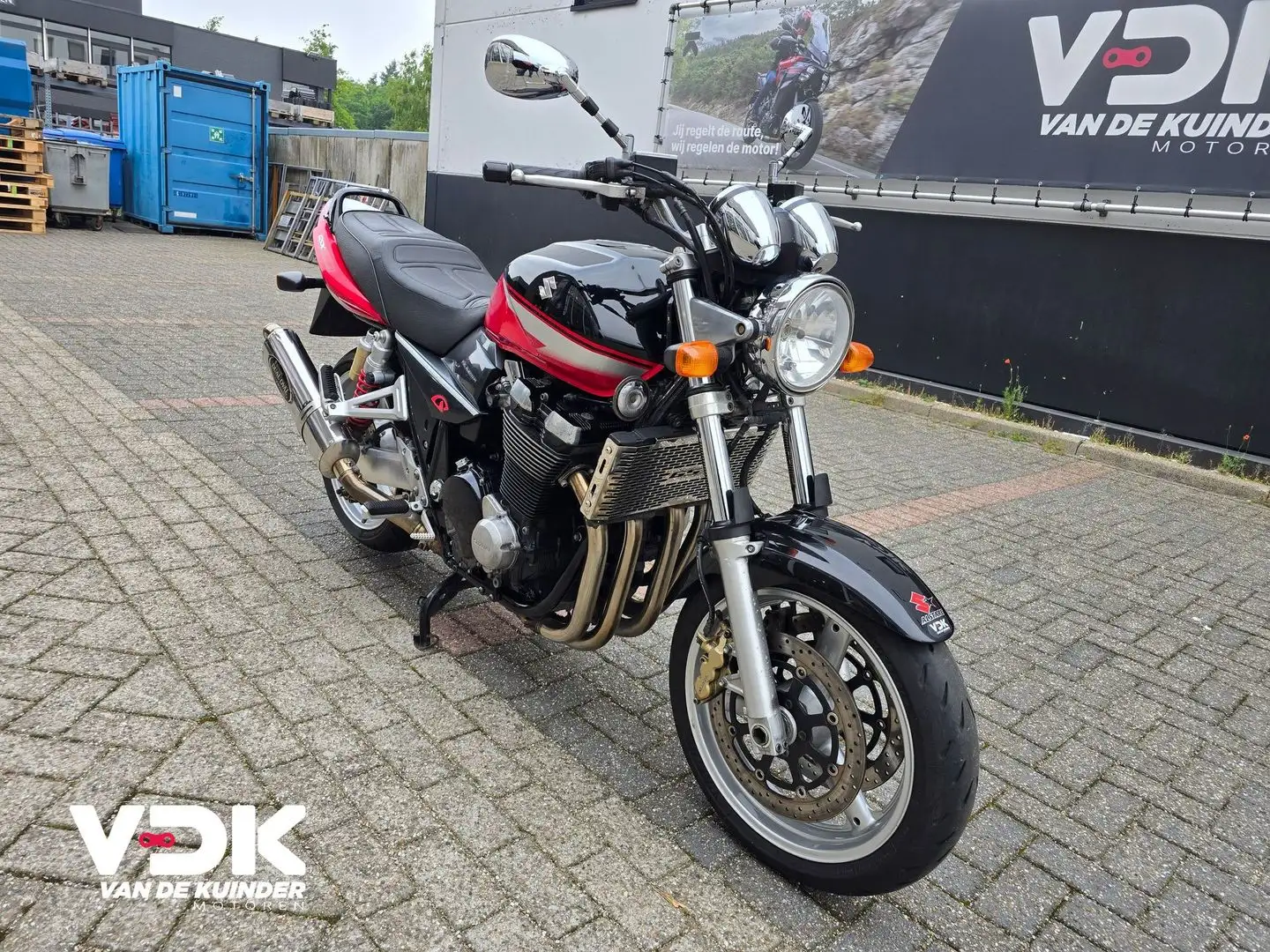 Suzuki GSX 1400 crvena - 2