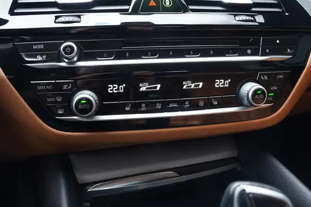 BMW 5 Series view 14