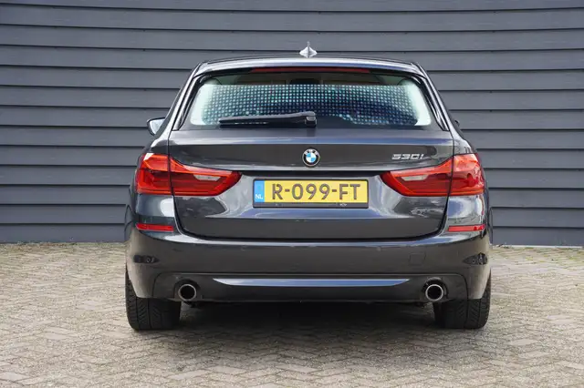 BMW 5 Series view 21