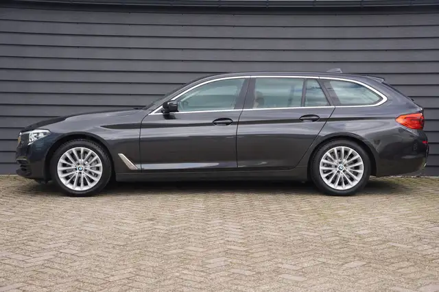 BMW 5 Series view 3