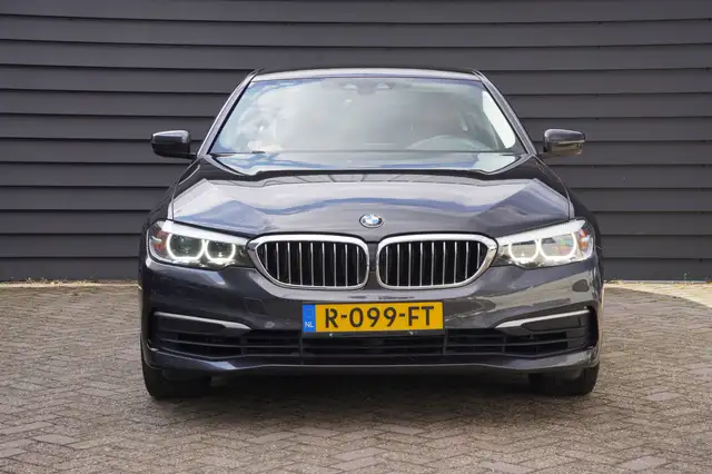BMW 5 Series view 11