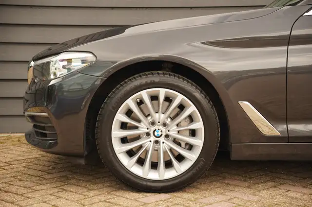 BMW 5 Series view 6