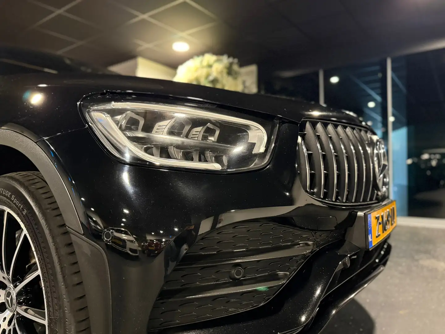 Mercedes-Benz GLC 300 Coupé 300e 4MATIC Business Solution BURM/SFEER/AMG Zwart - 2