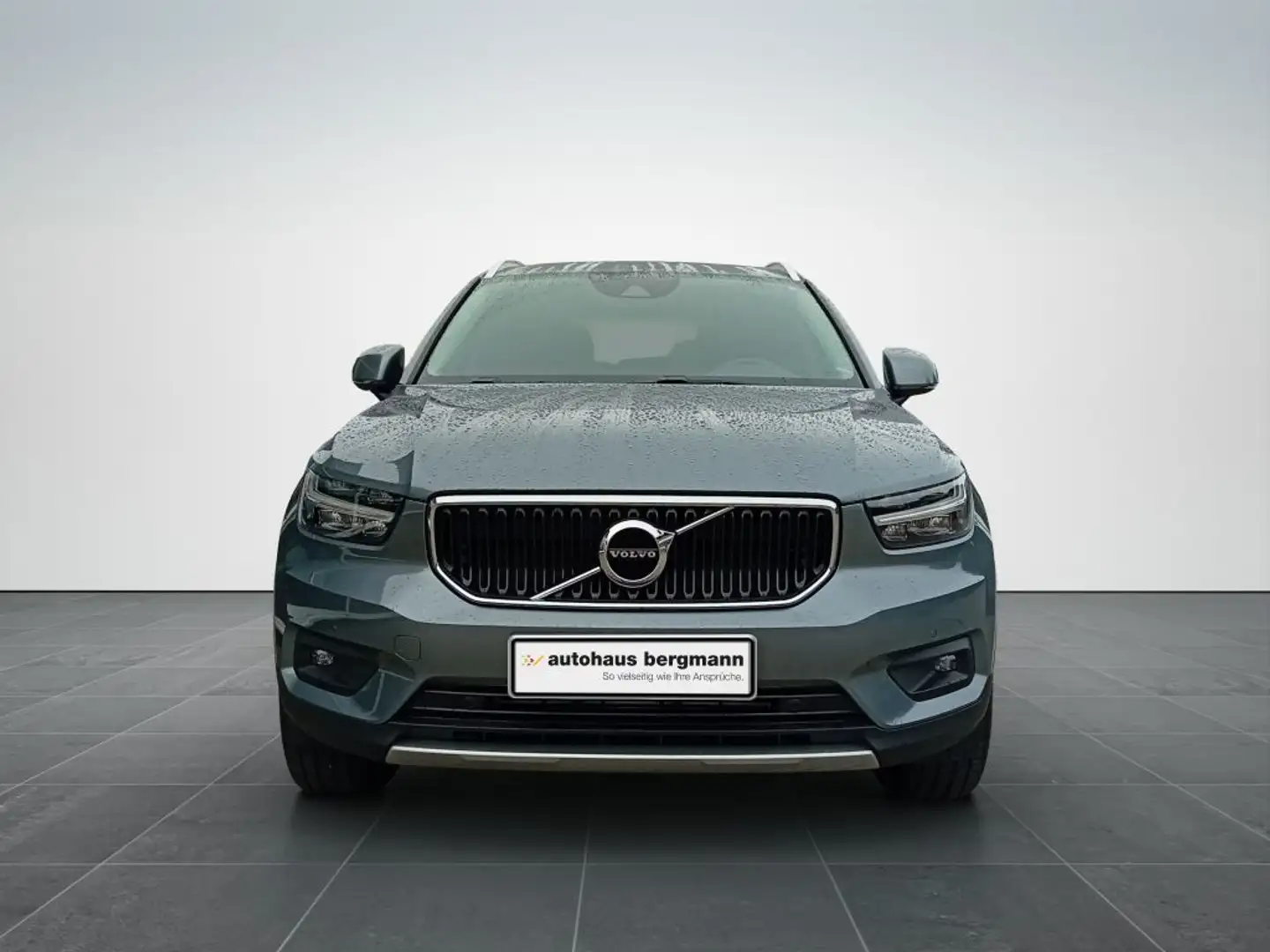 Volvo XC40 T3 -Momentum- Leder+AHK+HarmanKardon+Pano Grau - 2