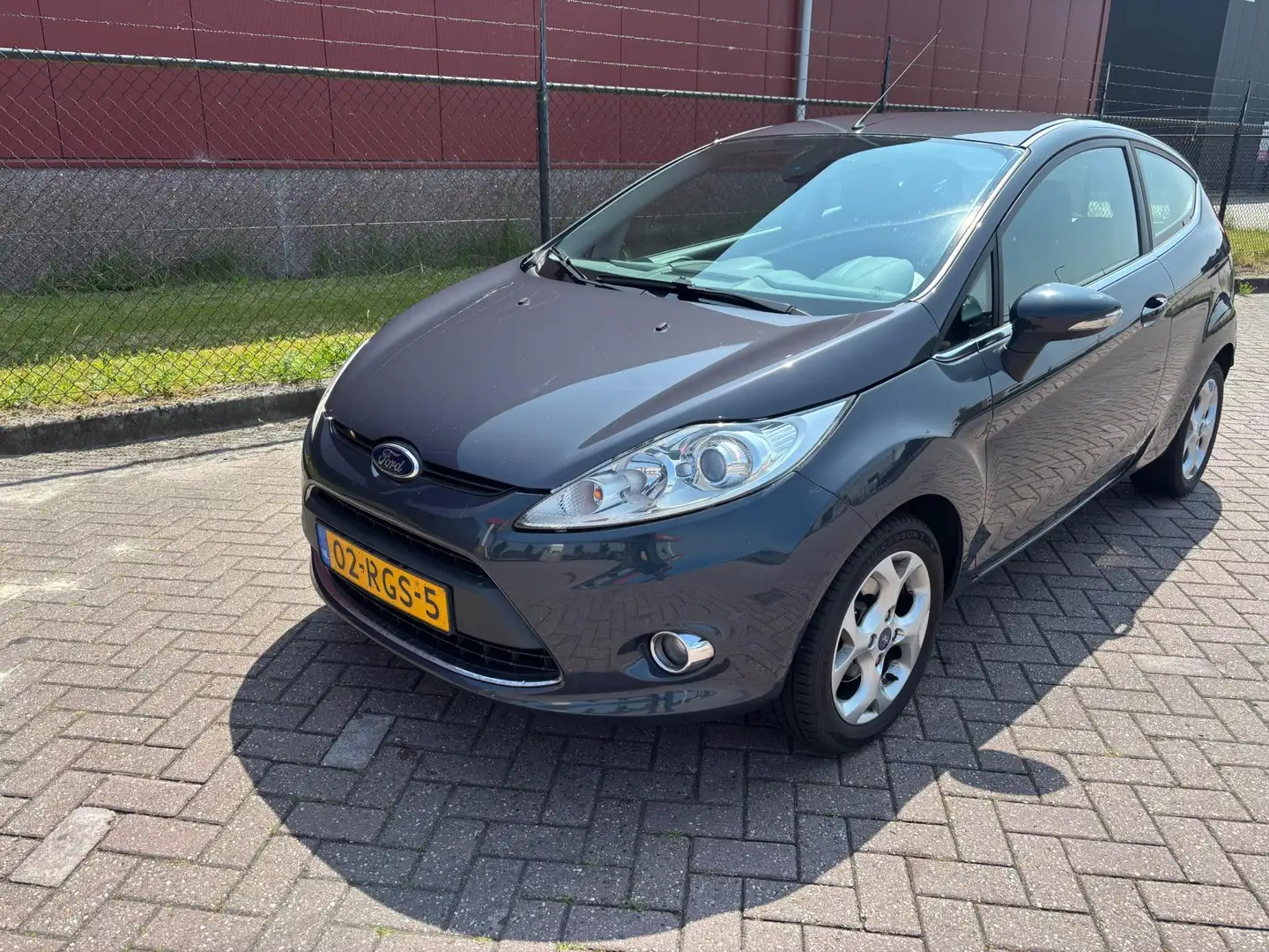 Ford Fiesta 1.25 Titanium Gris - 2