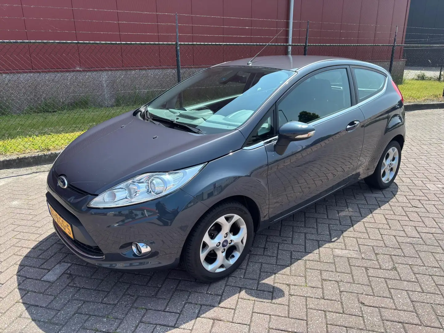 Ford Fiesta 1.25 Titanium Gris - 1