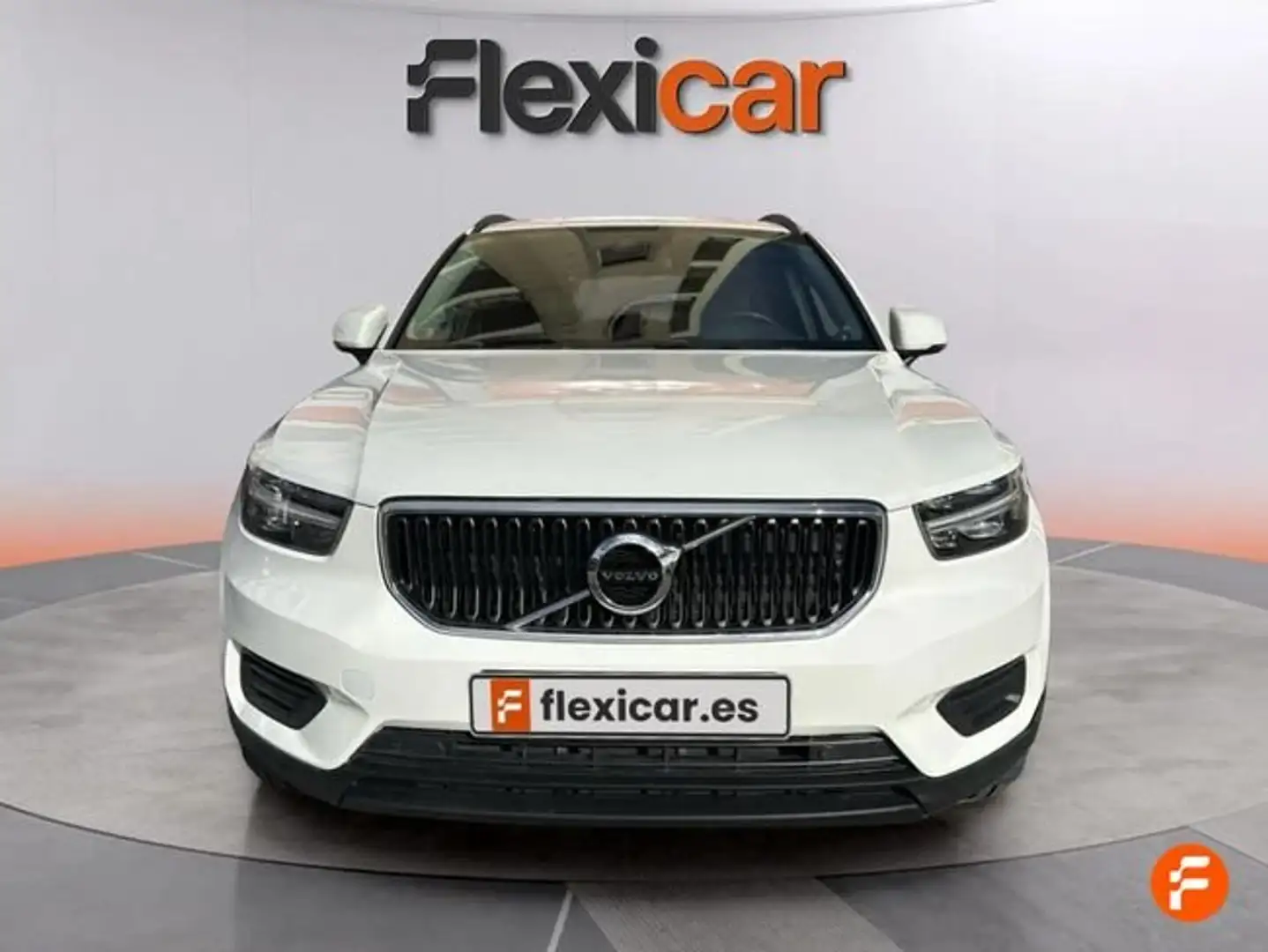 Volvo XC40 D3 Momentum Aut. Blanco - 2