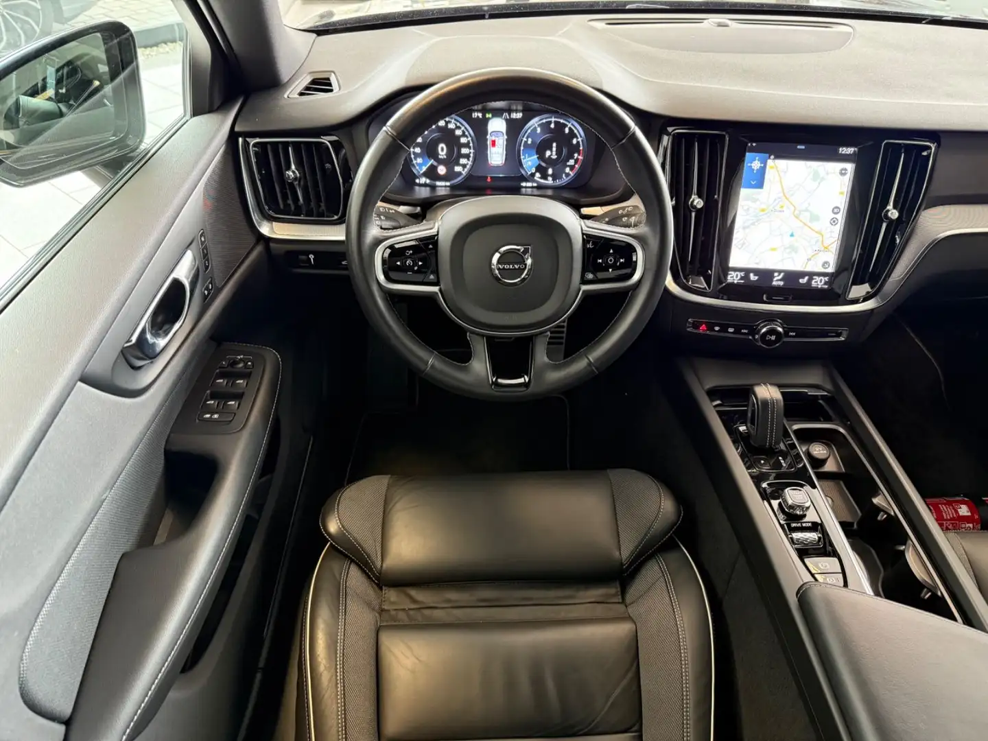 Volvo V60 Kombi R Design Navi ACC SHZ LED Leder Kamera Schwarz - 2