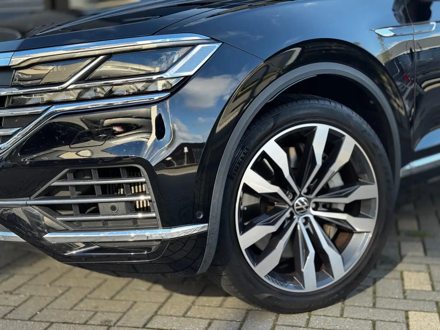 Volkswagen Touareg 3.0 TSi 4MOTION Elegance Hybrid Noir - 2