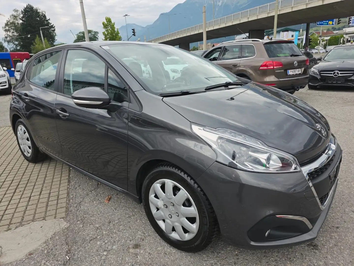 Peugeot 208 Signature Grau - 2