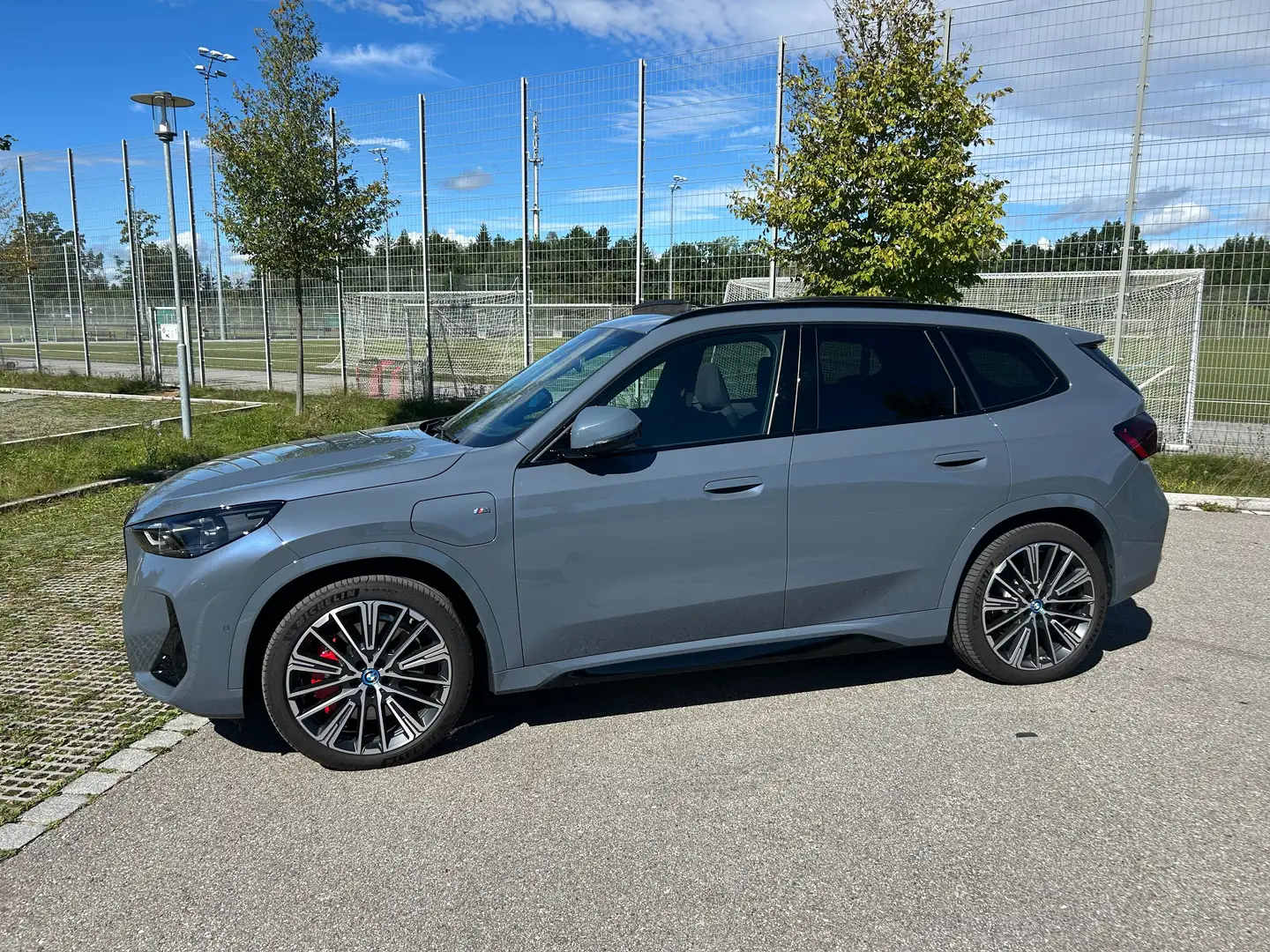 BMW X1 xDrive30e,M Sportp. PRO,Vollausstatt,Super Zustand Grau - 1