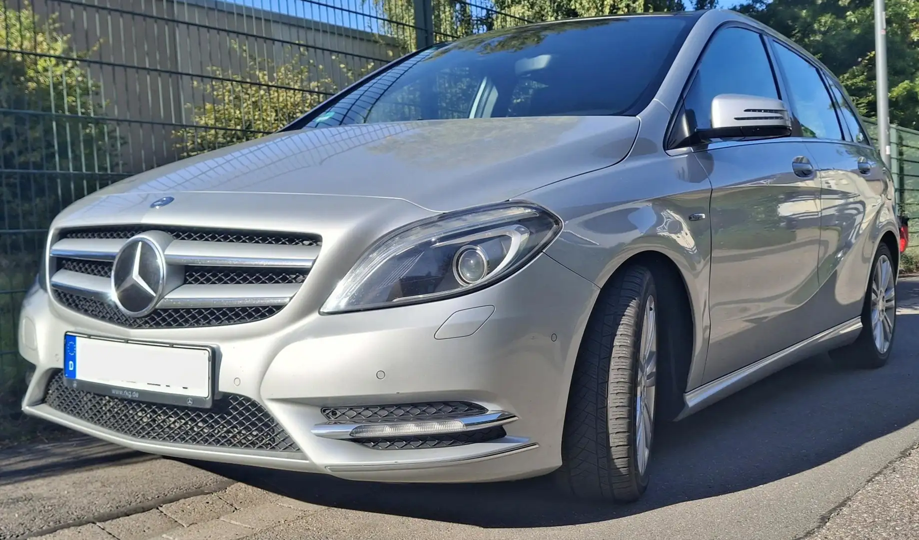 Mercedes-Benz B 180 B 180 (BlueEFFICIENCY) Silber - 1