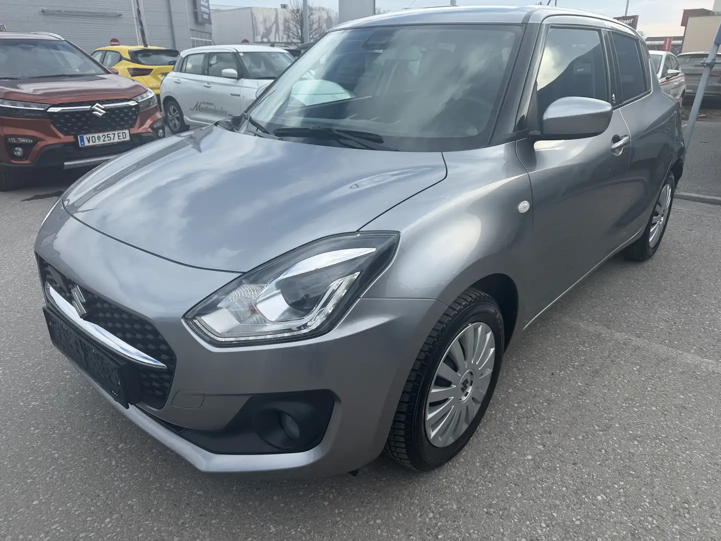 Suzuki Swift Swift 1,2 Hybrid DualJet Shine Shine Grau - 1