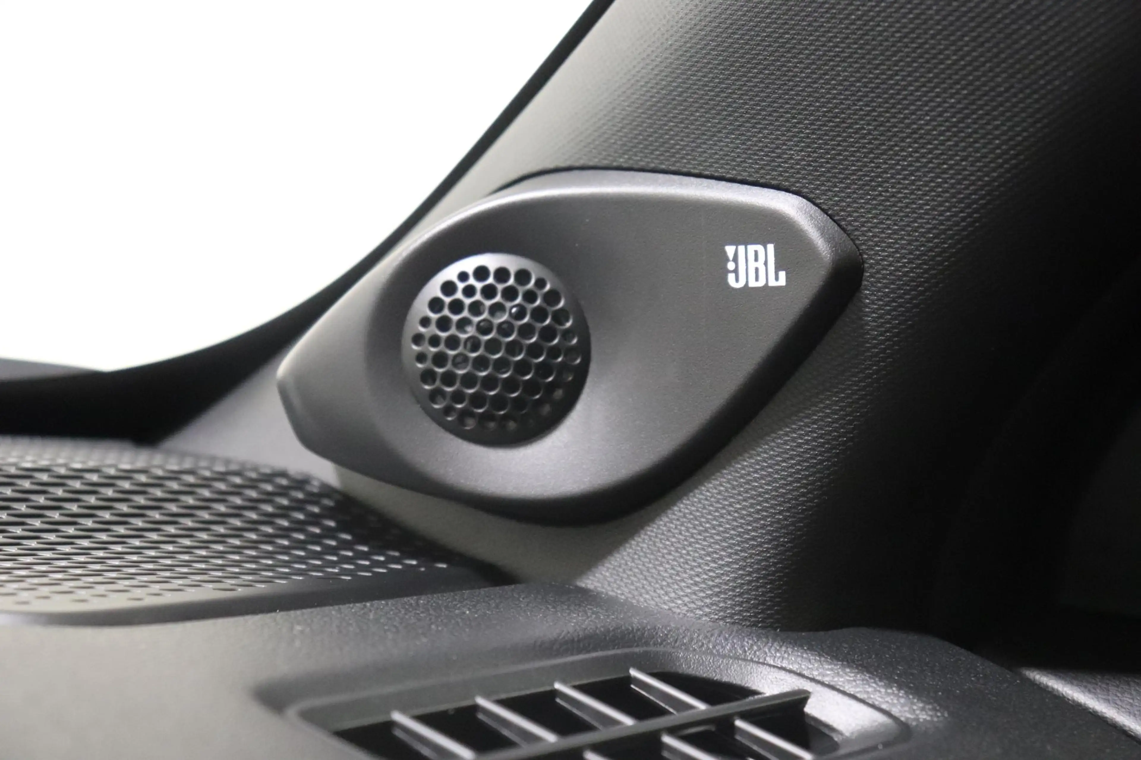 Toyota Urban Cruiser Executive 61 kWh, JBL, BSM, 360 Camera, Leder, App — photo 6