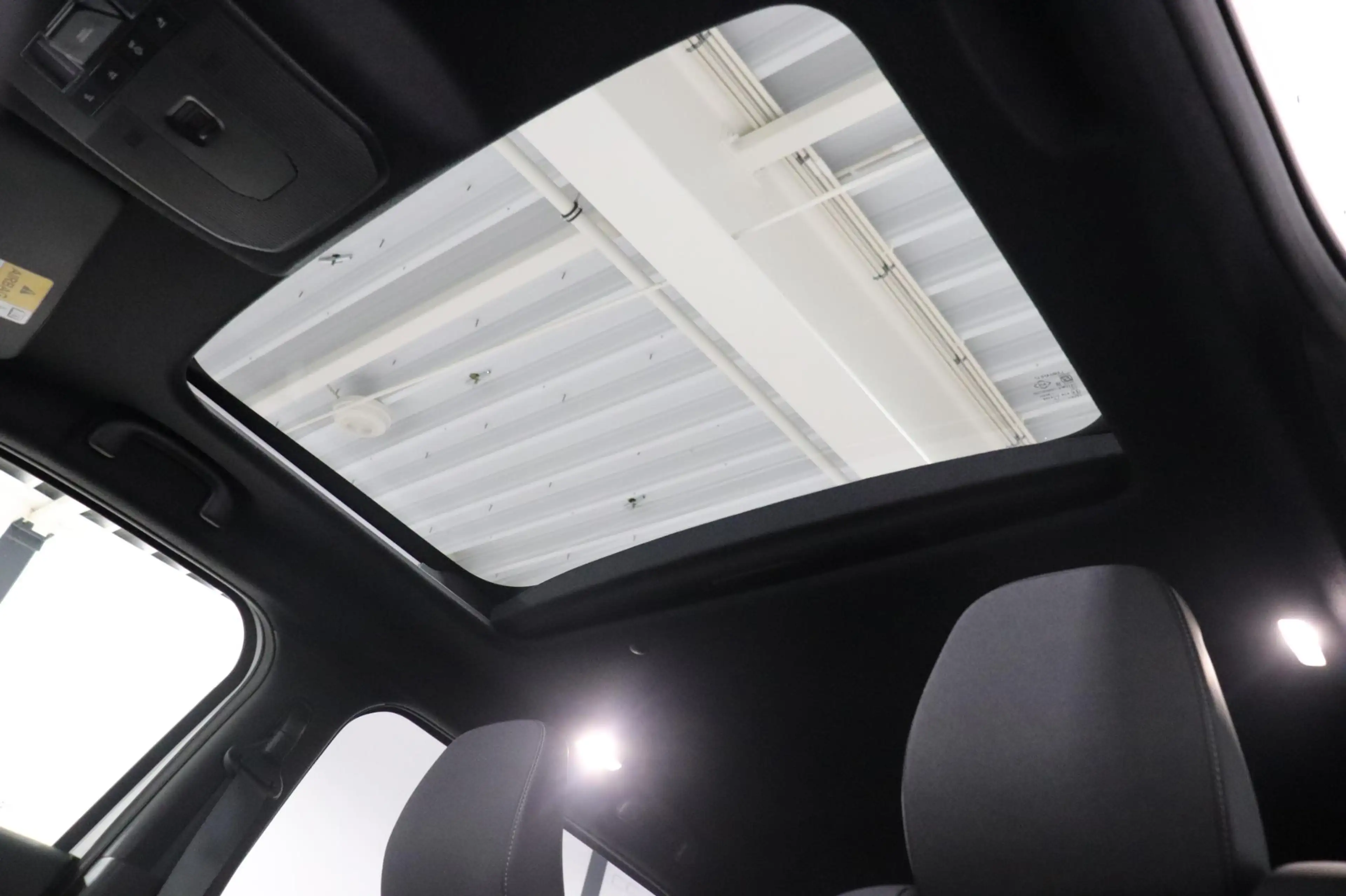 Toyota Urban Cruiser Executive 61 kWh, JBL, BSM, 360 Camera, Leder, App — photo 7