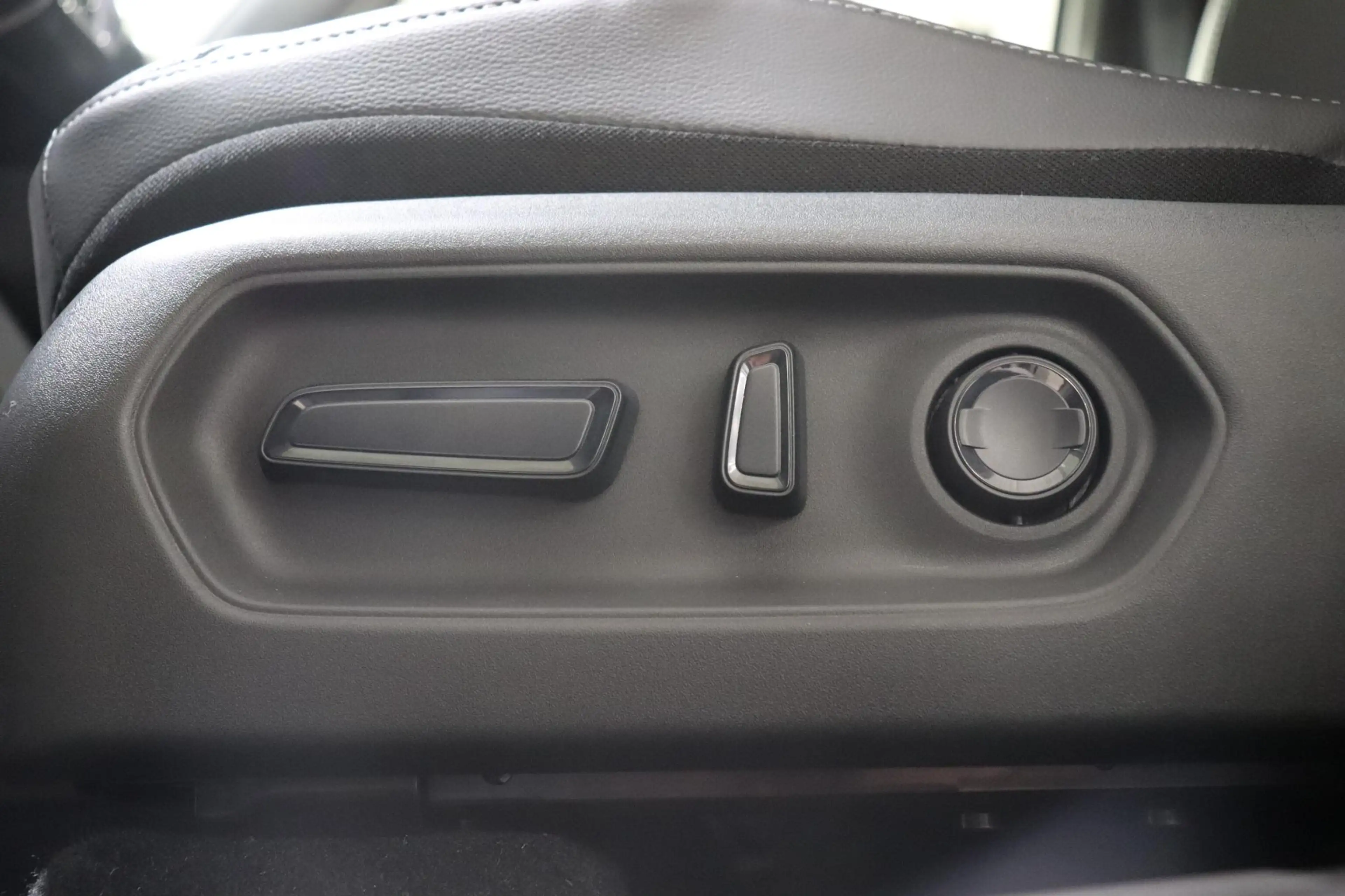 Toyota Urban Cruiser Executive 61 kWh, JBL, BSM, 360 Camera, Leder, App — photo 9