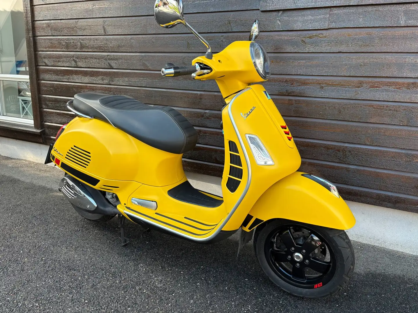Vespa GTS Super 300 Sárga - 2