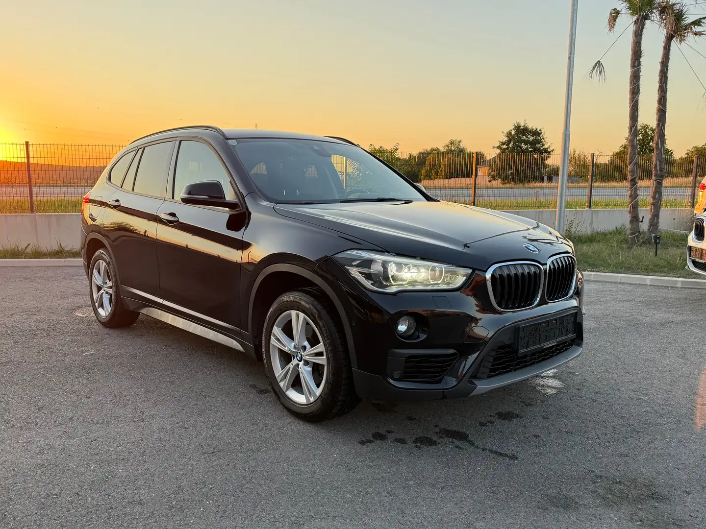 BMW X1 xDrive 18 d*LED*Navi*Automatik* Schwarz - 2