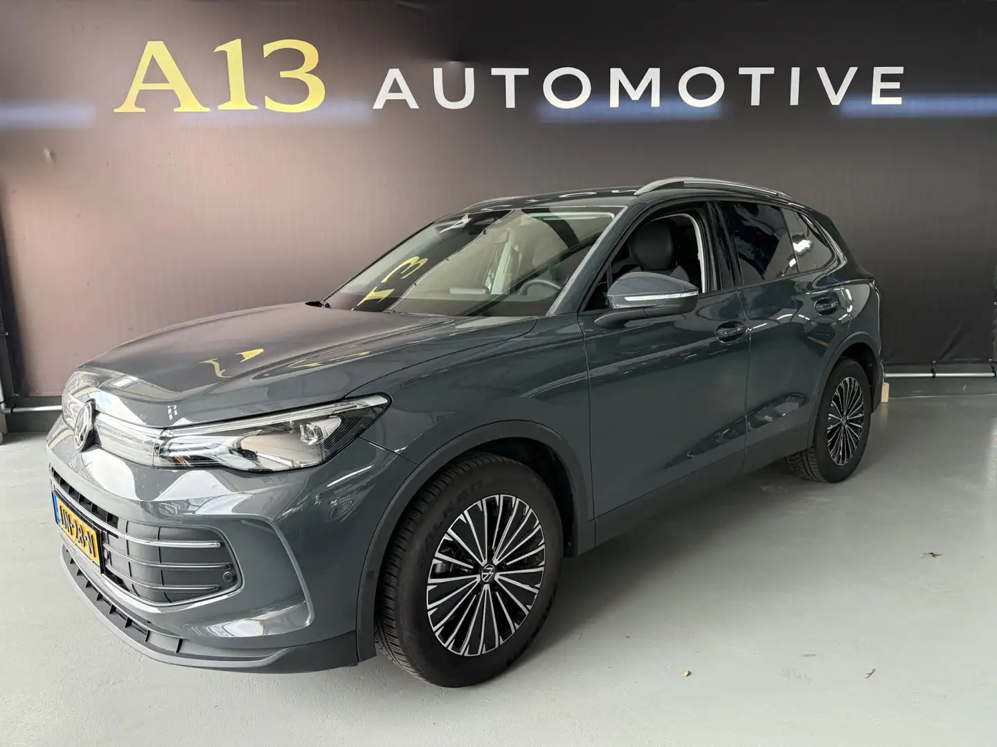 Volkswagen Tiguan 1.5 eTSI Life Edition 2025 met 25dkm nieuw Gris - 1