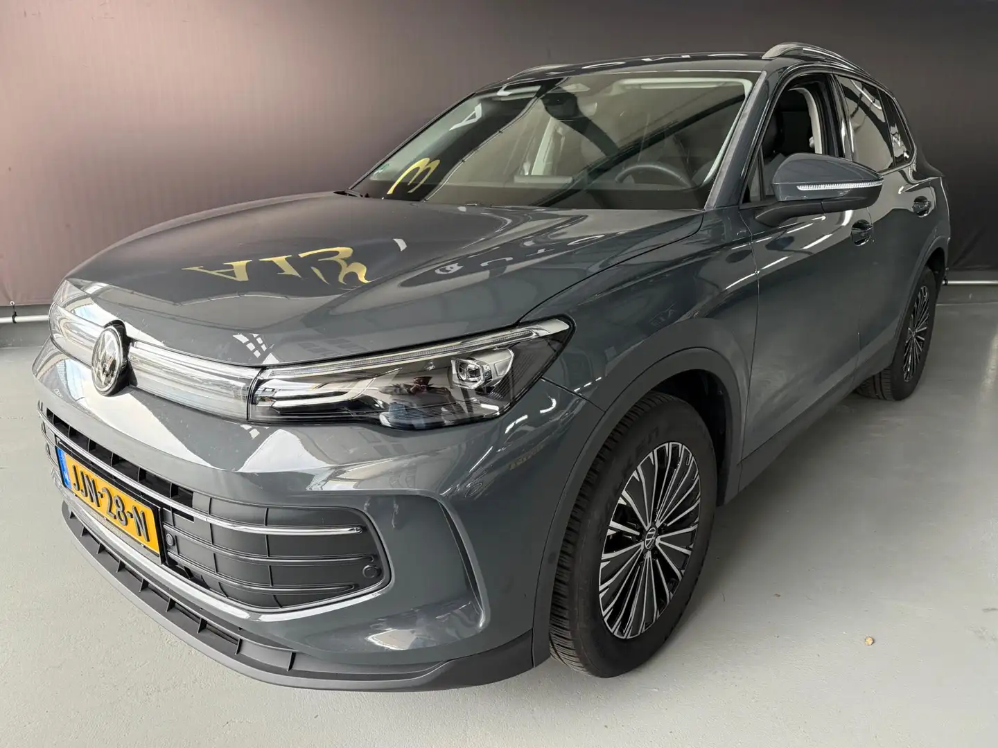 Volkswagen Tiguan 1.5 eTSI Life Edition 2025 met 25dkm nieuw Gris - 2