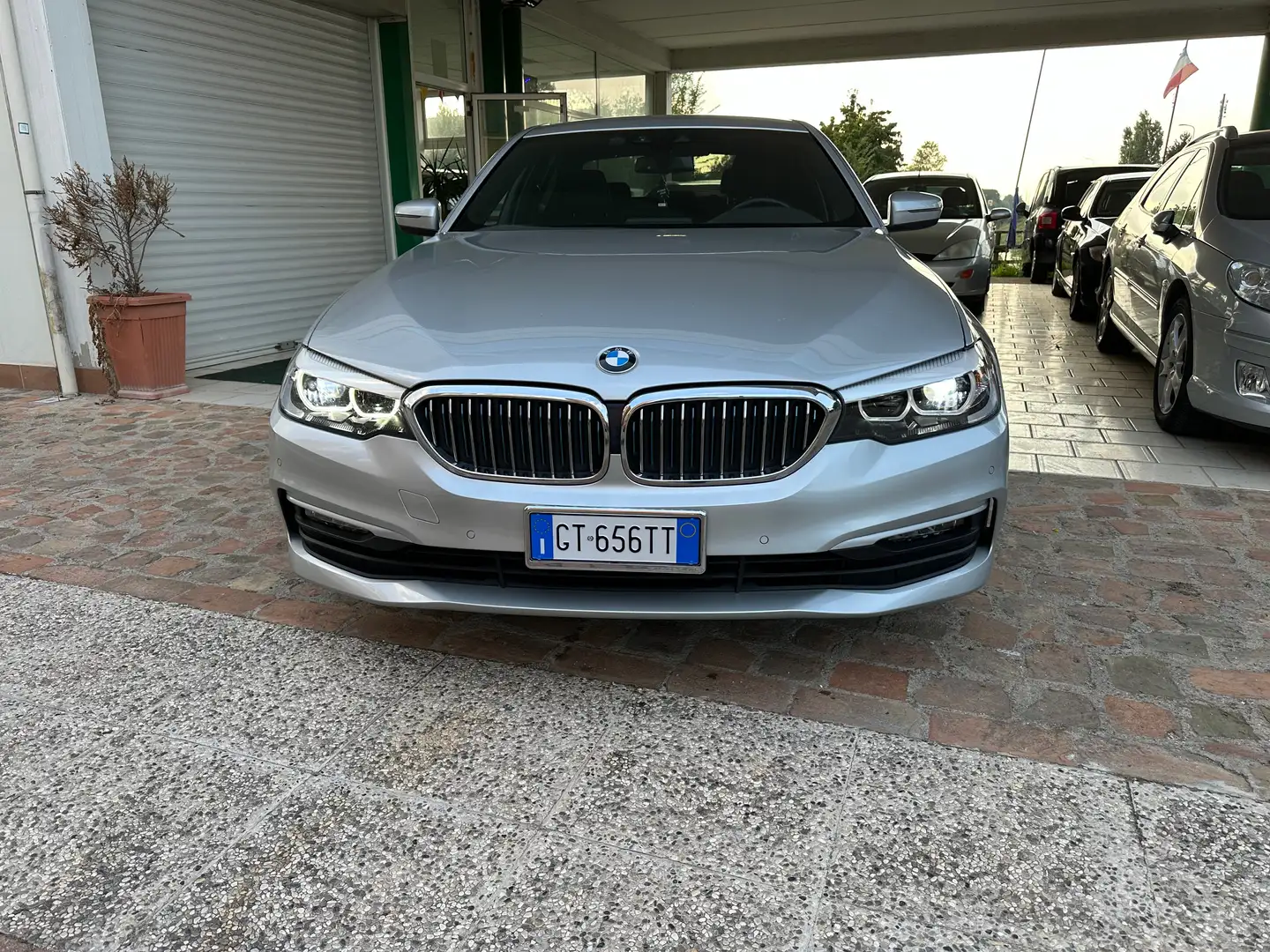 BMW 530 Serie 5 G30 2017 Berlina 530e Luxury auto Argento - 2