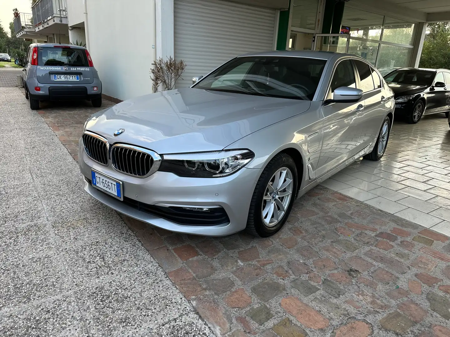 BMW 530 Serie 5 G30 2017 Berlina 530e Luxury auto Argento - 1
