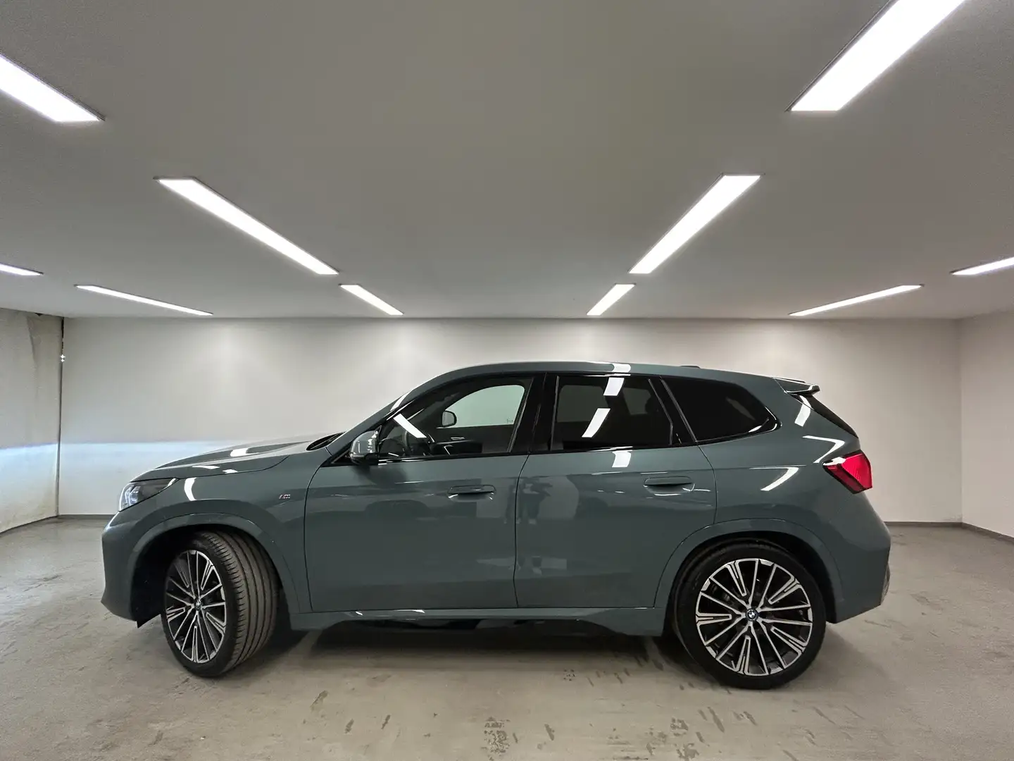 BMW iX1 xDrive30 M Sportpaket Pro Head-Up AHK DAB LED AHK Green - 2