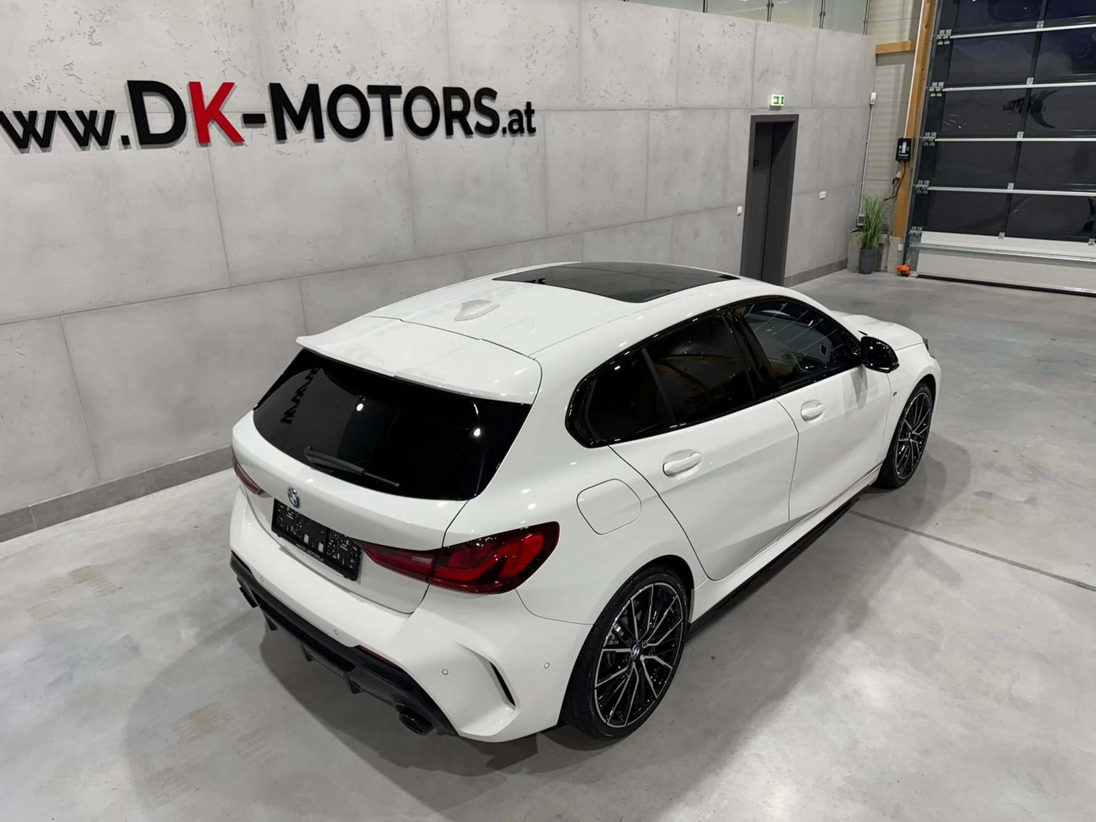 BMW 135 M135 i xDrive / Pano / HeadUp / Performance / RFK — photo 10