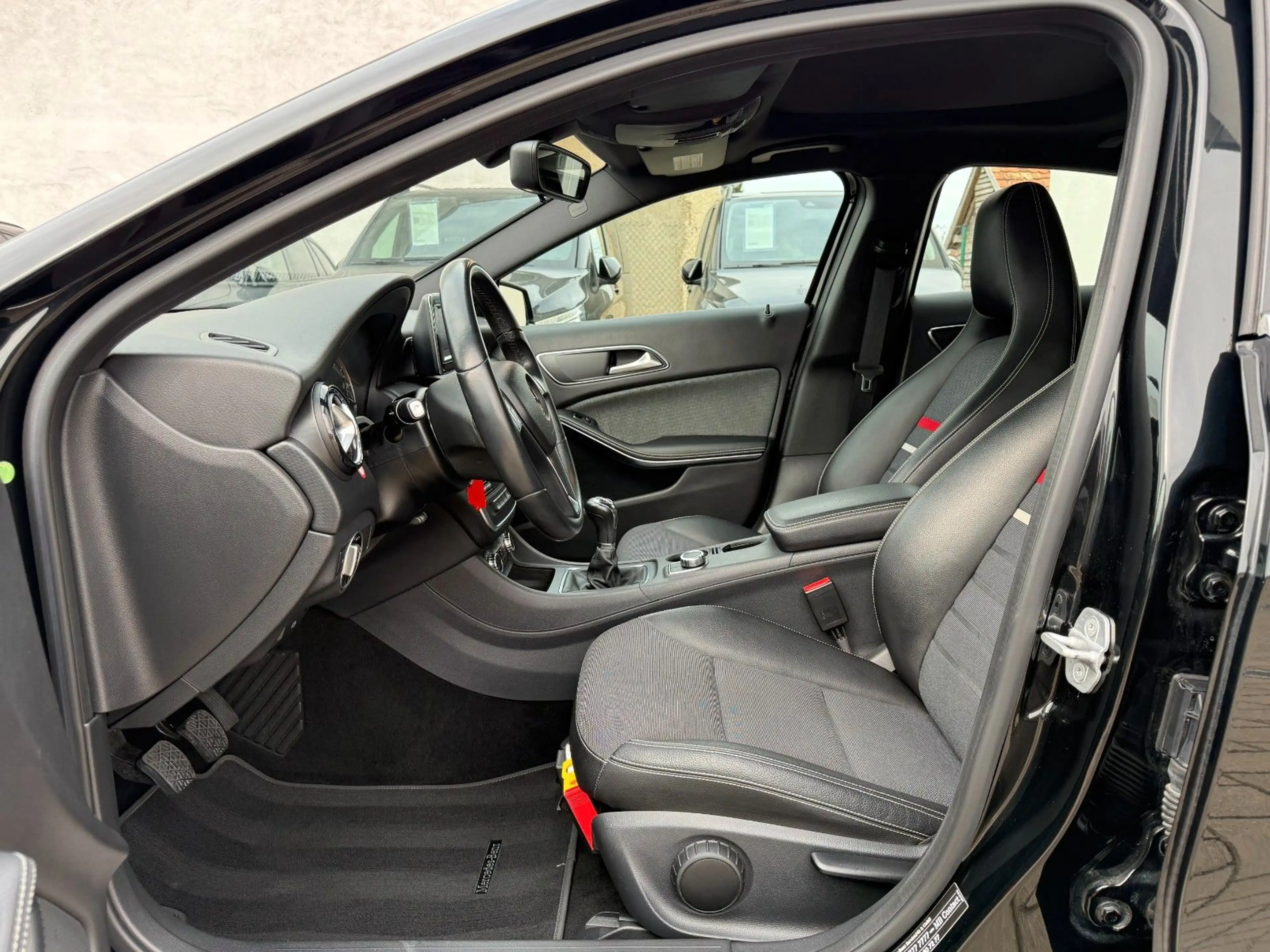 Mercedes-Benz A 200 A STYLE*XENON*PDC*PANORAMA*T-LEDER* — photo 9
