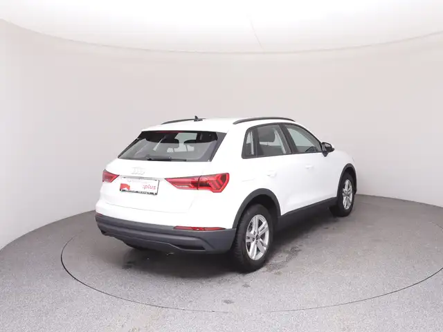 Audi Q3 view 4