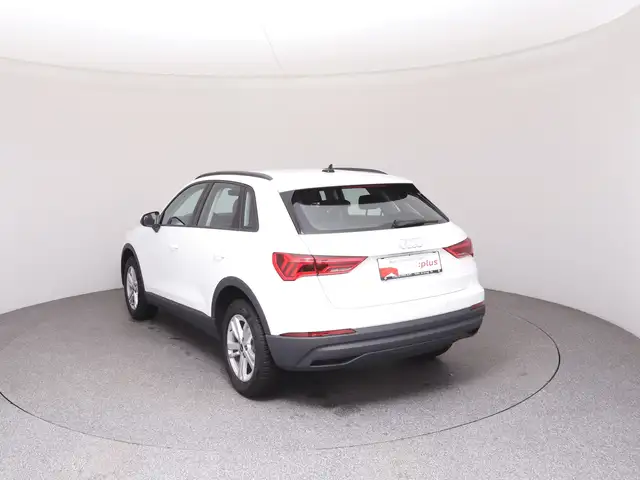 Audi Q3 view 5