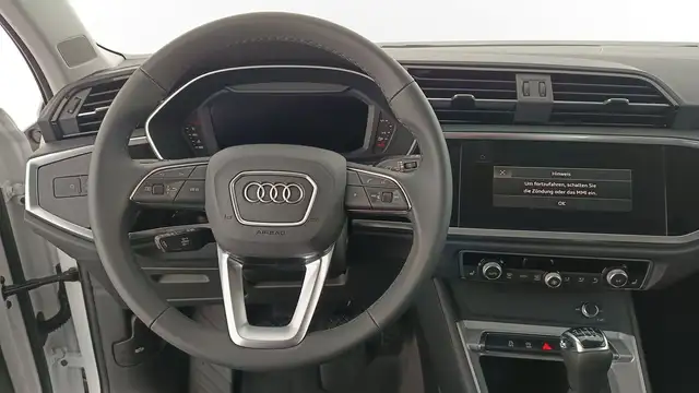 Audi Q3 view 14