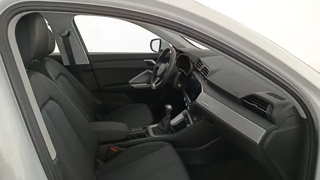 Audi Q3 view 10