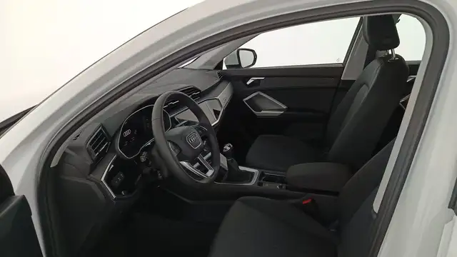 Audi Q3 view 9