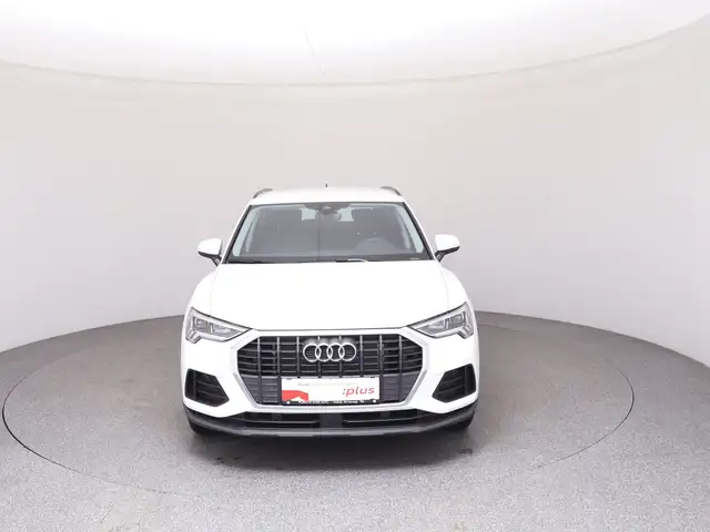 Audi Q3 view 3