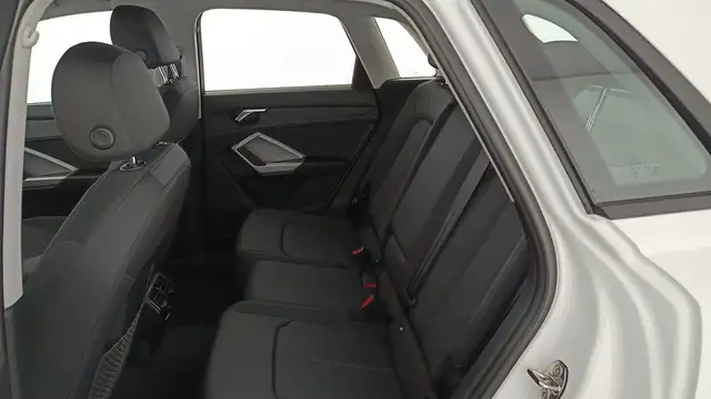 Audi Q3 view 11