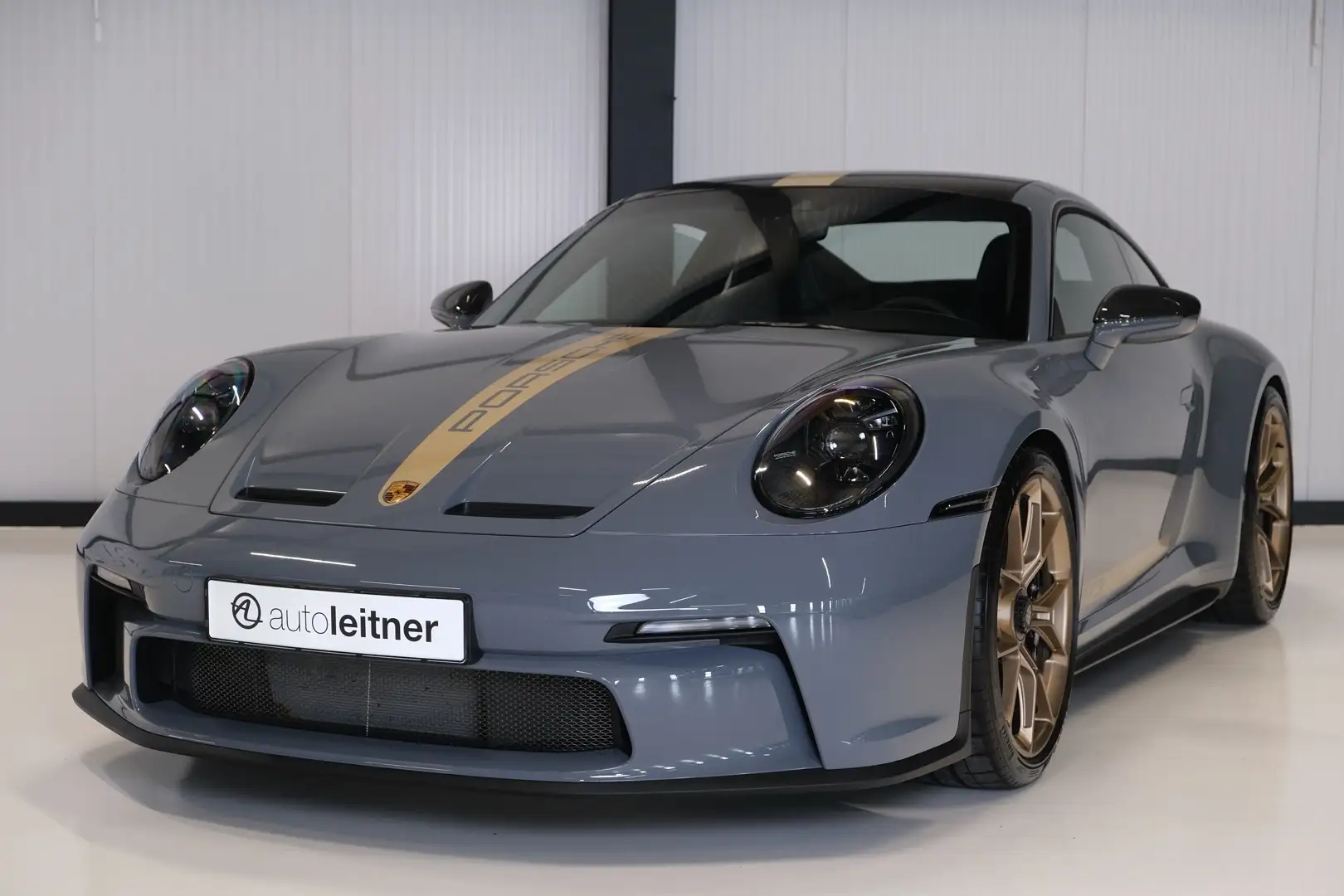 Porsche 992 GT3 Touring origineel 1.940 km Grau - 2