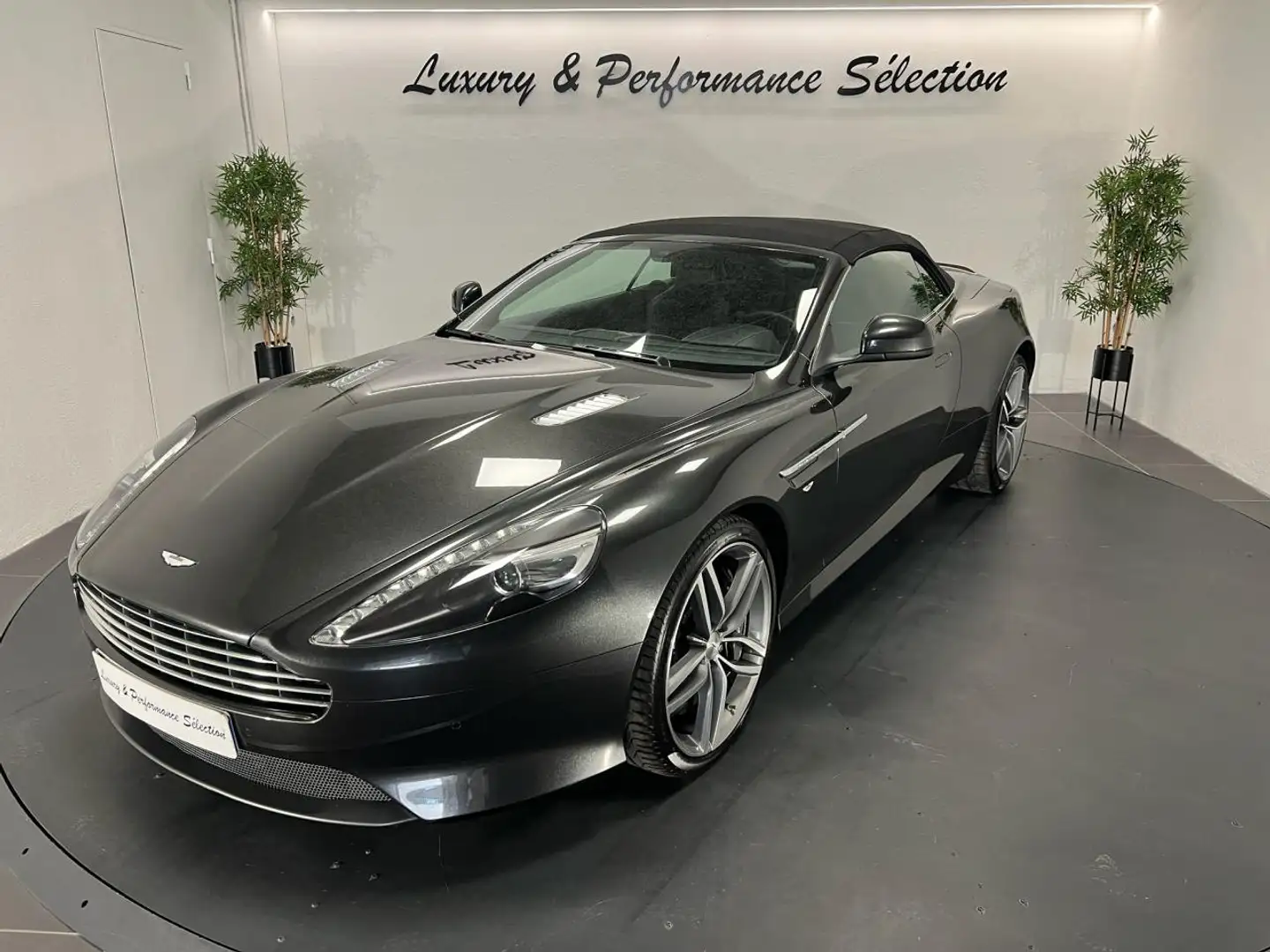 Aston Martin Volante PHASE III 6.0 V12 517ch - 27000km - Etat exceptionnel - Magnifique configuration Grau - 2