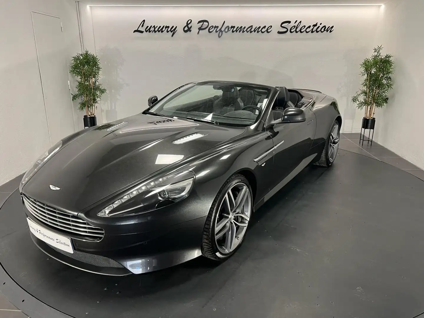 Aston Martin Volante PHASE III 6.0 V12 517ch - 27000km - Etat exceptionnel - Magnifique configuration Grau - 1
