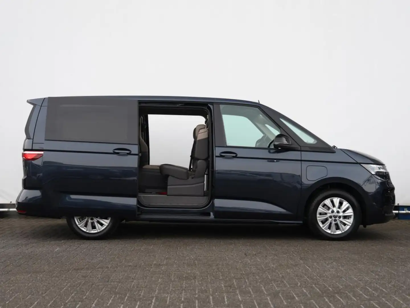 Volkswagen T7 Multivan 1.4 eHybrid 218PK DSG L2H1 Life Business | LED | L Blauw - 2