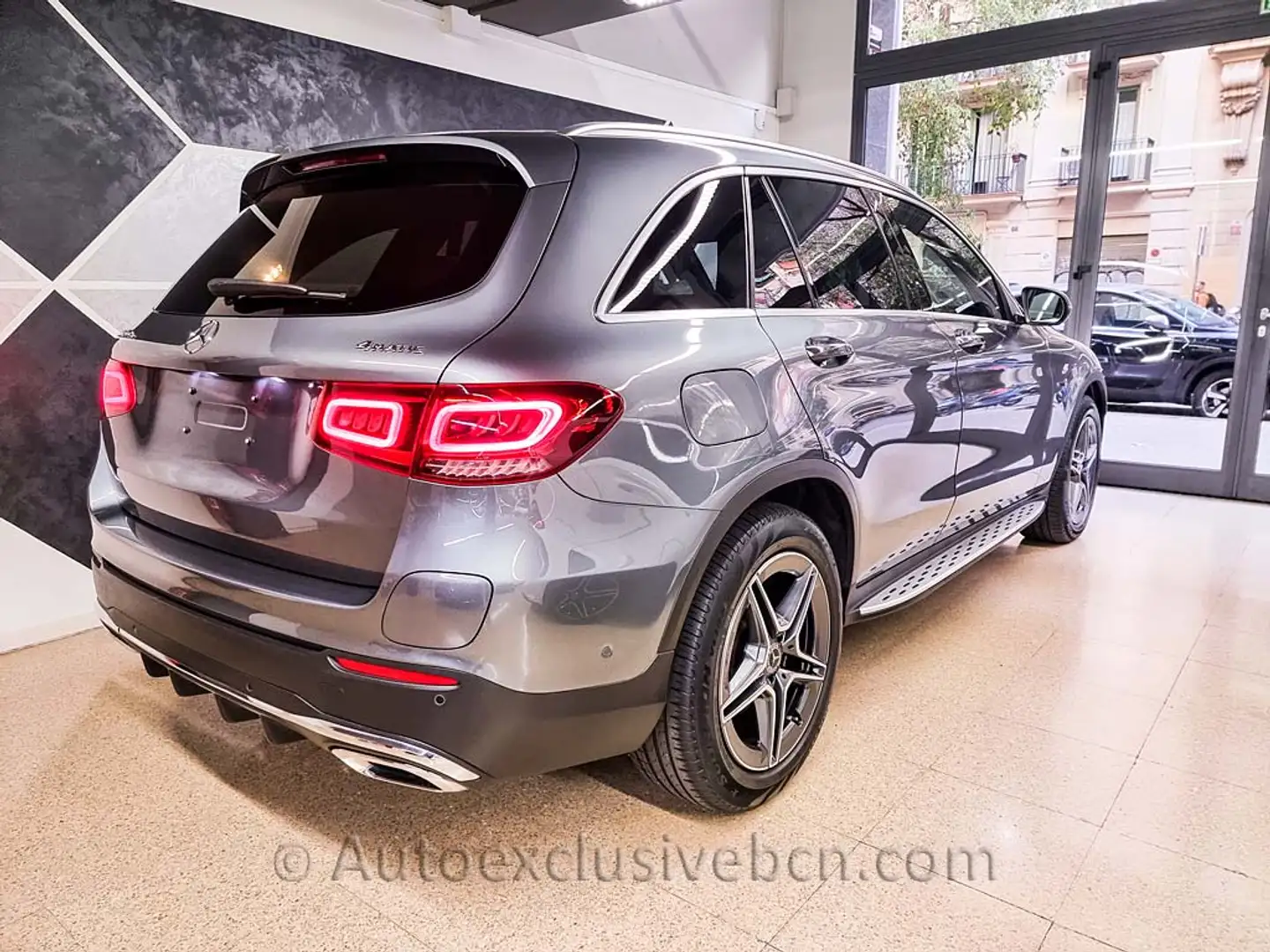 Mercedes-Benz GLC 300 300e 4Matic 9G-Tronic Gris - 2
