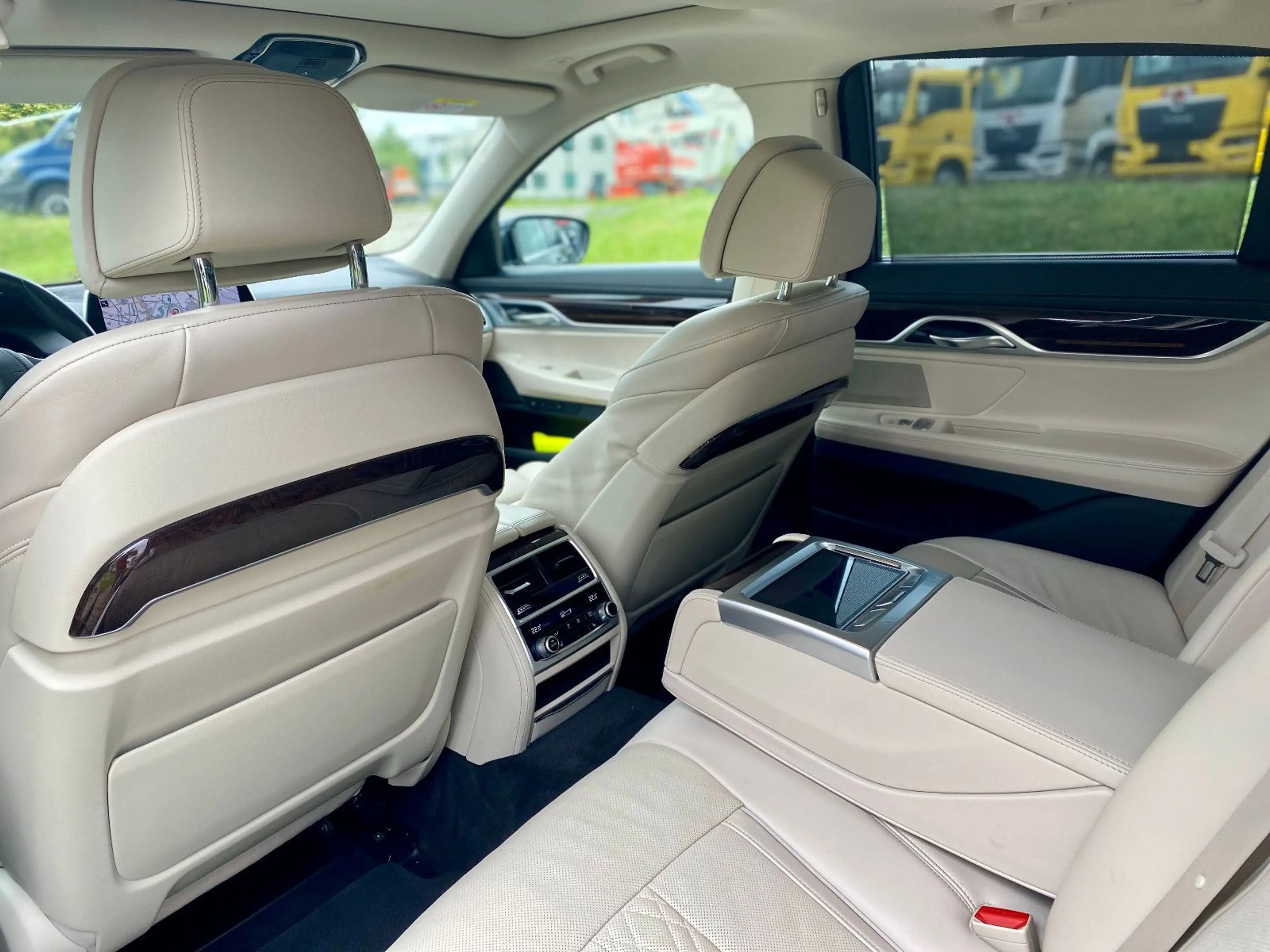 BMW 740 d xDrive Nappa Head up Massage Standheizung — photo 8