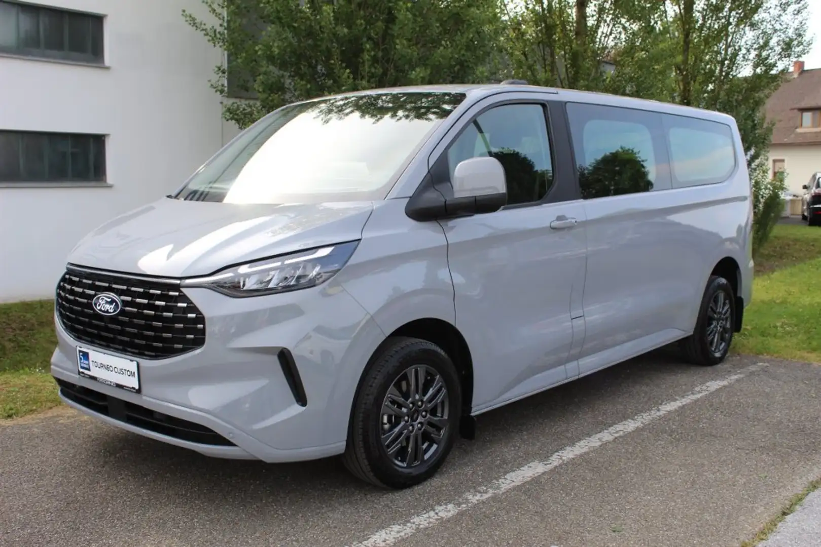 Ford Tourneo Custom Bus 320L2H1 Titanium 2.0EcoBlue 170PS A8 Grau - 1