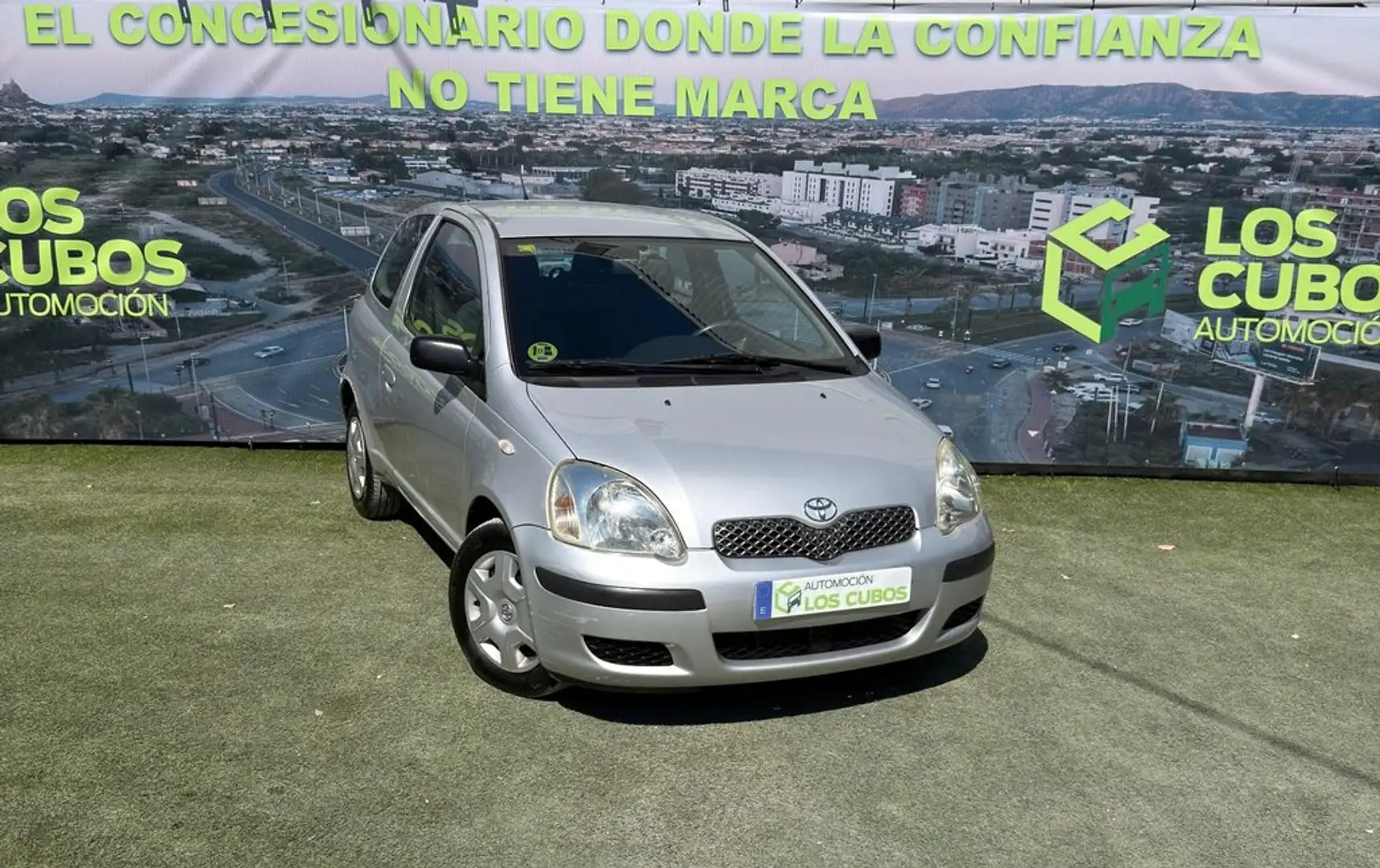 Toyota Yaris 1.0 Start Gris - 1