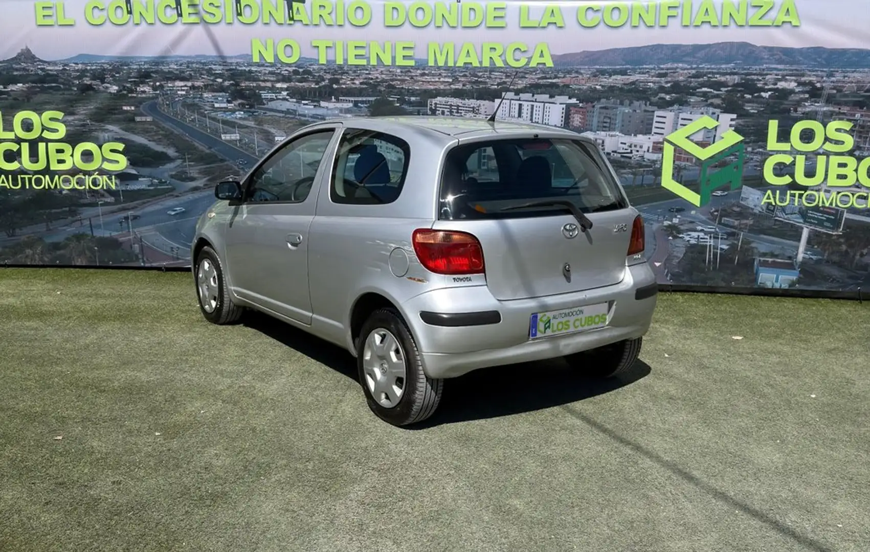 Toyota Yaris 1.0 Start Gris - 2