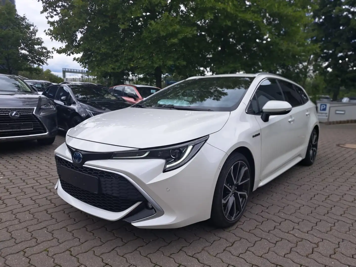 Toyota Corolla TS 2.0 Lounge *Sitzheizung, CarPlay uvm* Weiß - 1