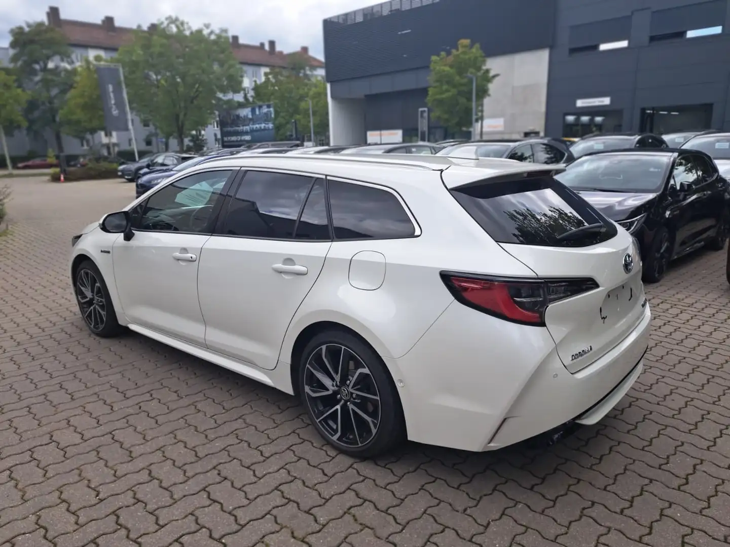 Toyota Corolla TS 2.0 Lounge *Sitzheizung, CarPlay uvm* Weiß - 2