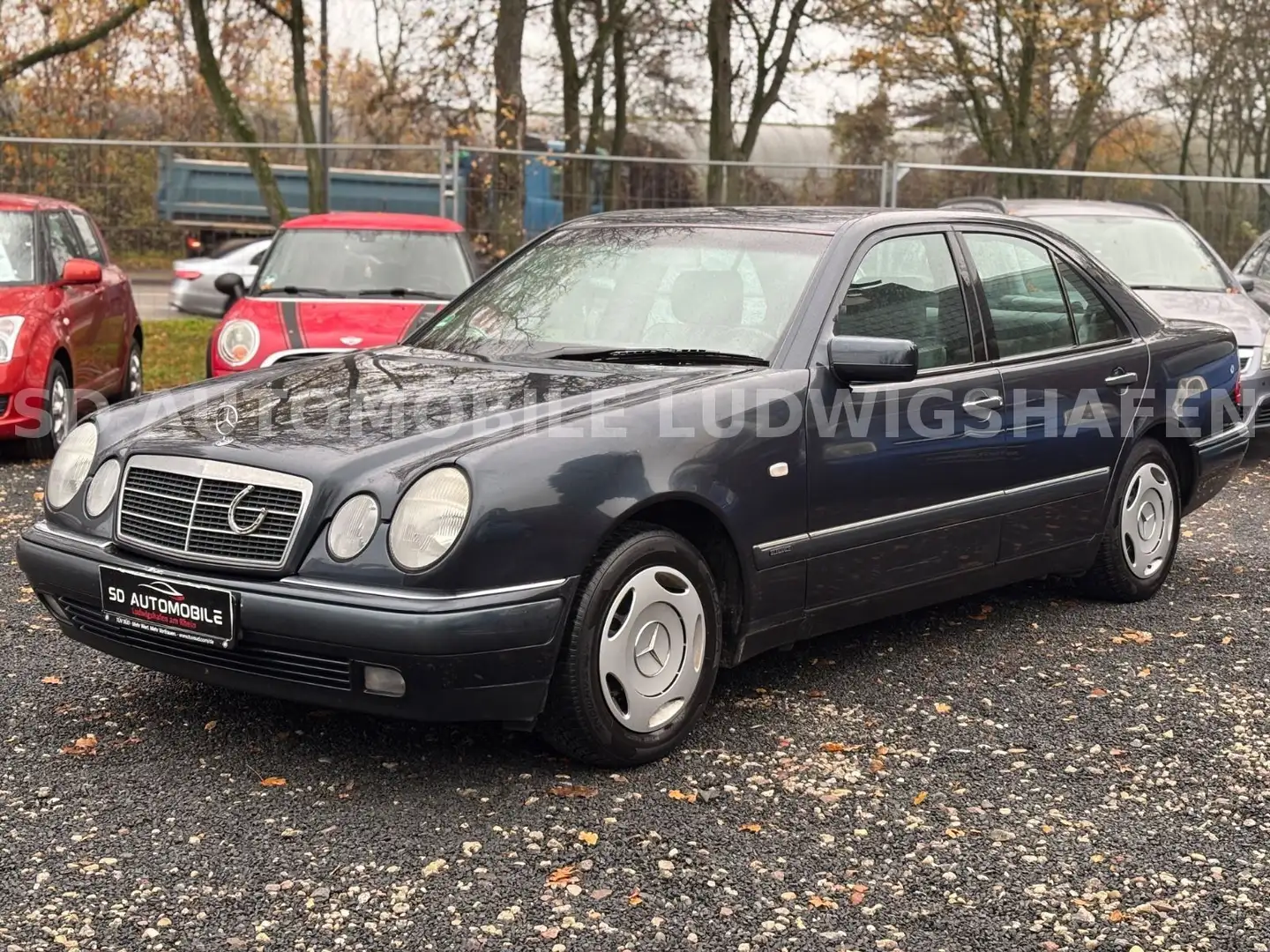 Mercedes-Benz E 200 ELGANCE w 210 BENZIN/LEDER/ZNTRL/EL.FNSTR Blau - 1